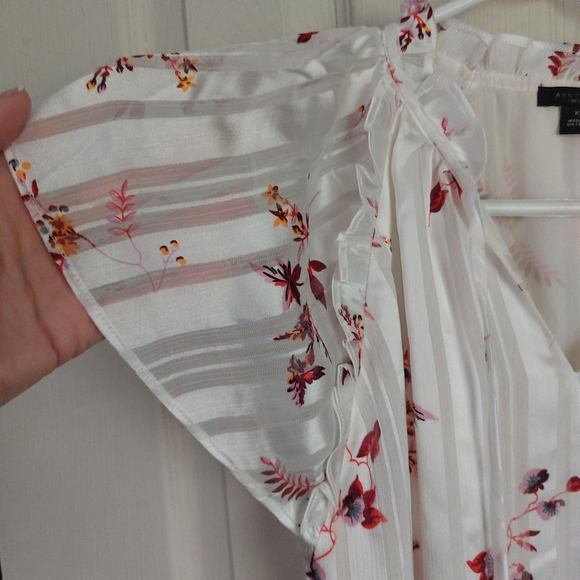 Pretty little flutter sleeve blouse - Picture 5 of 5